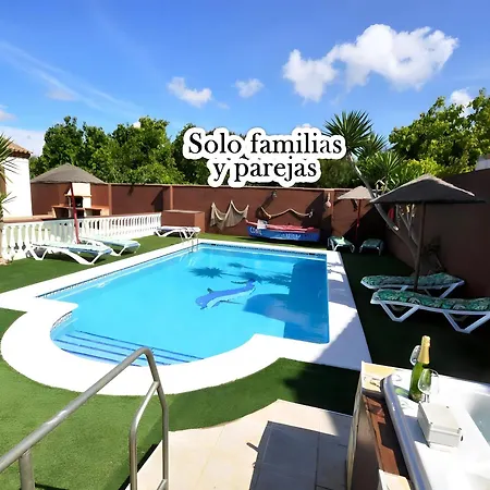 Con Piscina Compartido Solo Familia Holiday home *